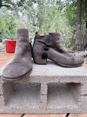 Pikolinos Baqueira ankle boots in "Stone" or "Grey" suede colorway